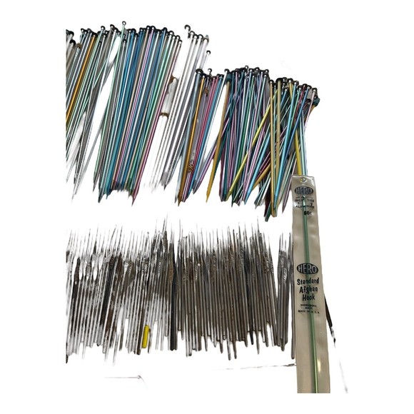 HUGE LOT VTG KNITTING  CROCHET NEEDLES BOYE  ALUMINUM Plastic WOOD ACCESSORIES - Picture 7 of 10